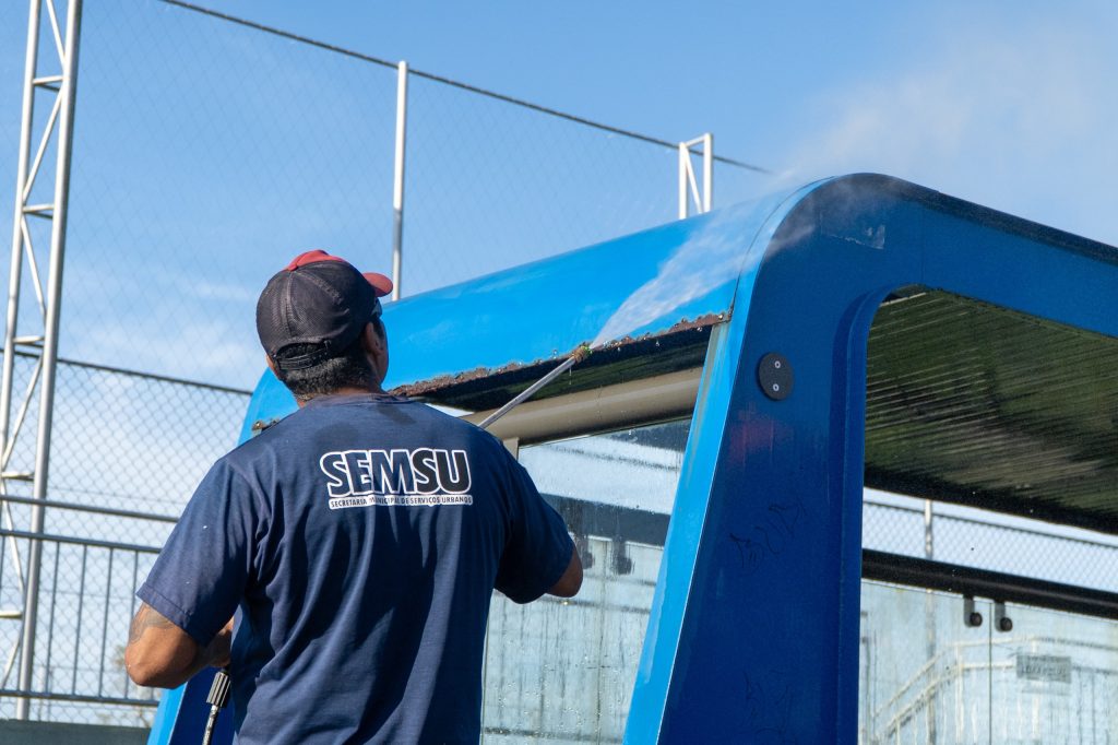 pontos de onibus limpeza foto pref de paranagua wilson leandro